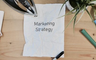 Empresario crea estrategias de marketing para impulsar negocios