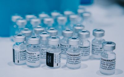 Ceden negocios de farmacéuticas por caída de tasas de refuerzo de vacunas globales