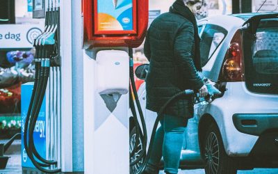 El precio de la gasolina en EE. UU. Alcanza un récord de $ 5 por galón: grupo automotriz