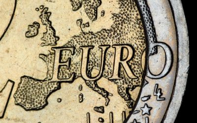 El euro llega a su nivel más bajo en 20 años frente al dólar: qué consecuencias tiene la histórica paridad de las monedas