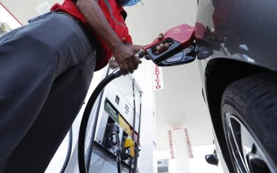 La gasolina acaba de bajar dos dígitos en toda Florida. ¿Seguirán bajando los precios?