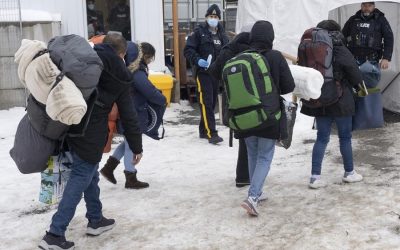 «El sueño americano murió»: por qué cada vez más migrantes cruzan desde EE.UU. a Canadá para pedir asilo