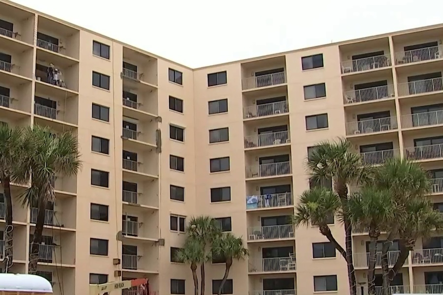Los propietarios de viviendas de Miami se apresuran a vender condominios antes de 2025