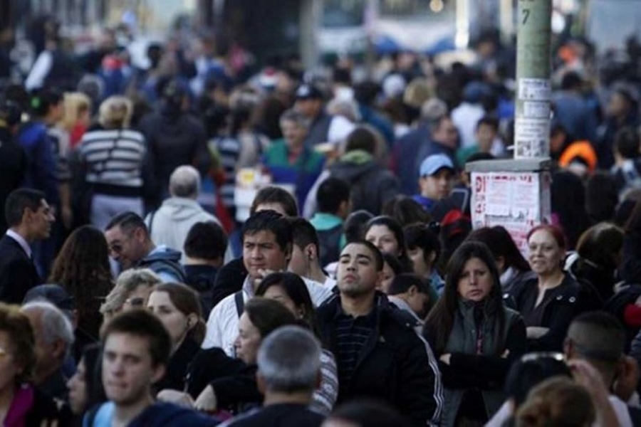 Quiénes se podrán beneficiar de la reforma con la que España quiere dar papeles a 900.000 migrantes en 3 años