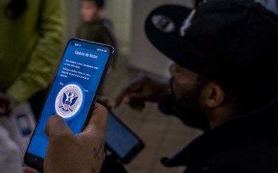 El Gobierno de E.U. lanza la app CBP Home para inmigrantes, enfocada en la autodeportación