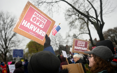 Harvard recibe congelamiento de US$2.200 millones tras desafiar al presidente Trump