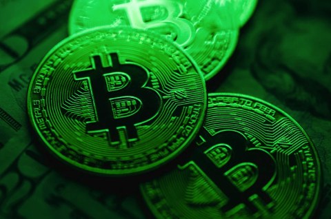 Monedas de criptomonedas sobre billetes, ilustración sobre la regulación del sector