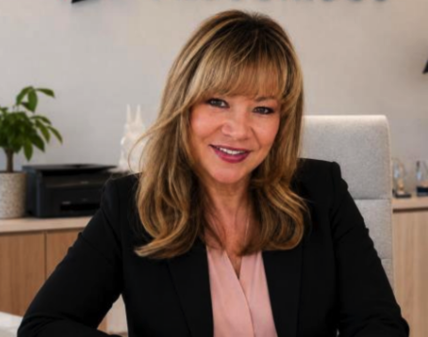 Aída Lucía Certuche, abogada colombiana y CEO de Certuche Asociados, sentada en su oficina